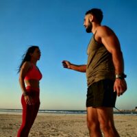 Un homme qui motive une femme pendant une activité sportive 80721 Un homme qui motive une femme pendant une activité sportive 80721
